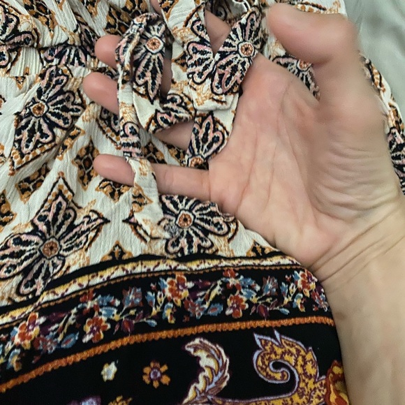 Size M romper, elastic waist , adjust spaghetti string straps. - Picture 8 of 10